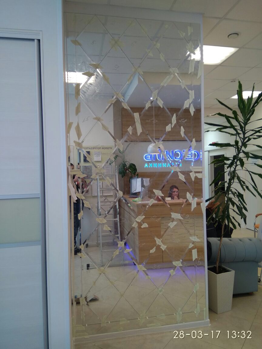 Зеркальное панно в салоне красоты