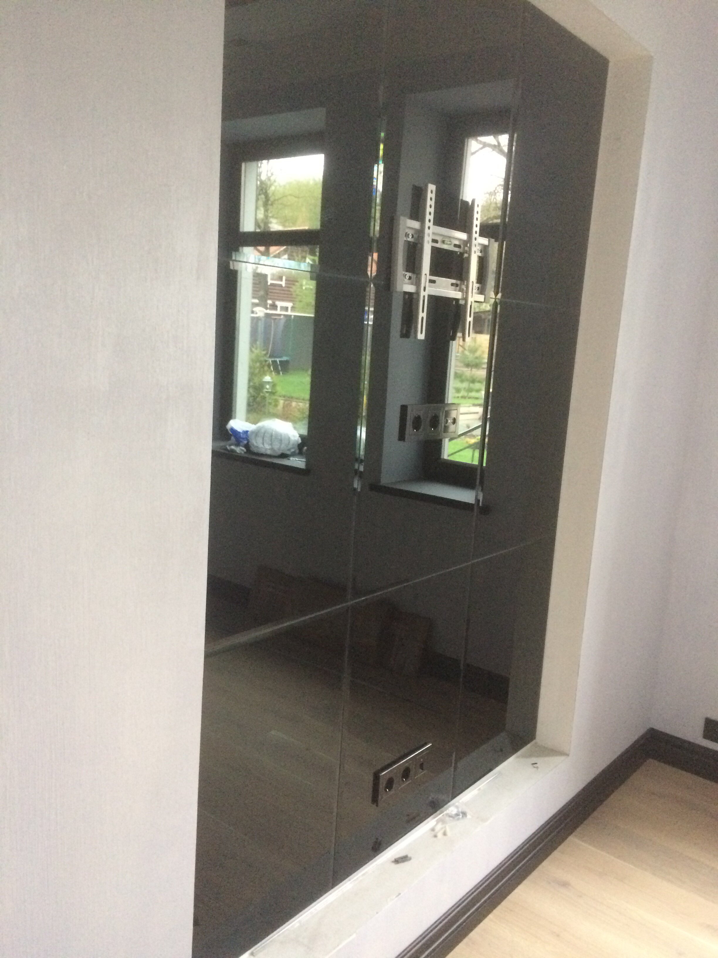 Панно из черного стекла