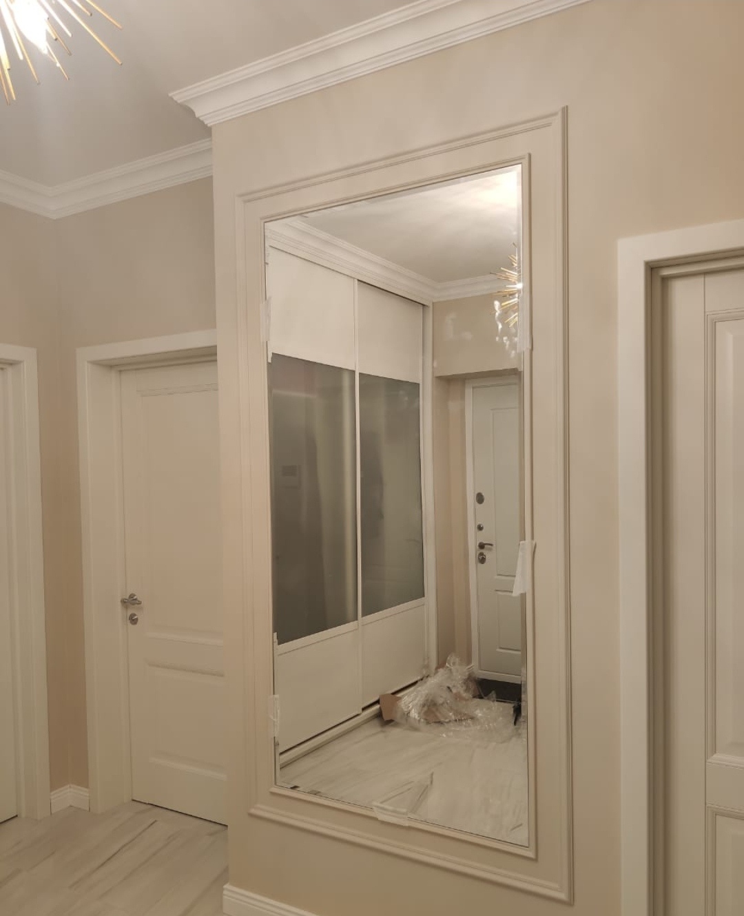 Настенное зеркало