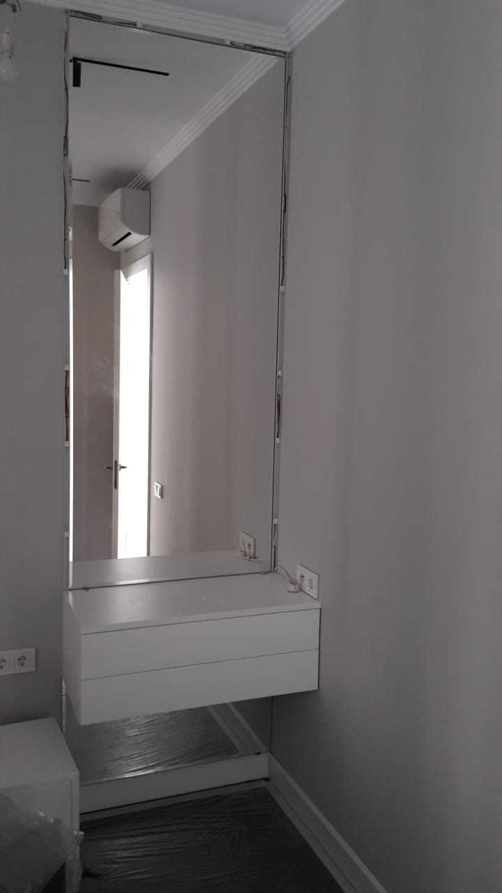 Настенное зеркало