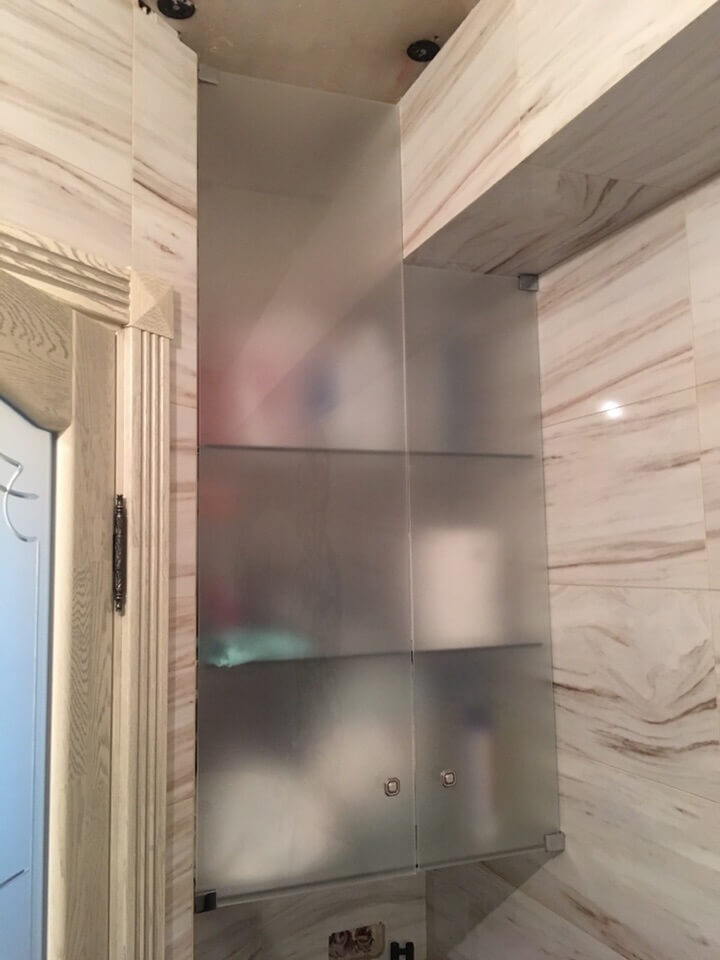 Стеклянные полки на заказ, купить полку из стекла в Москве