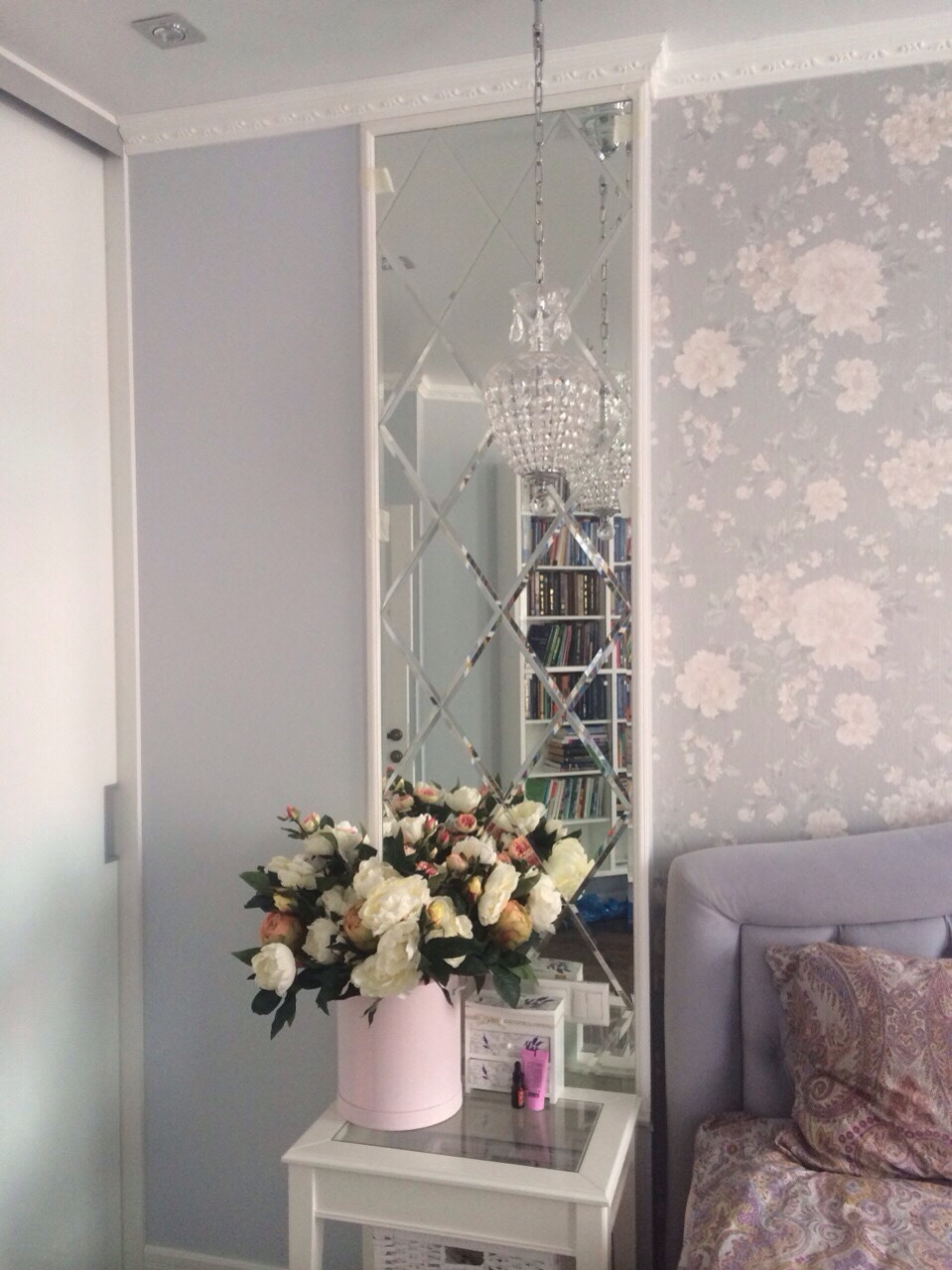 Панно из зеркал в интерьере спальни