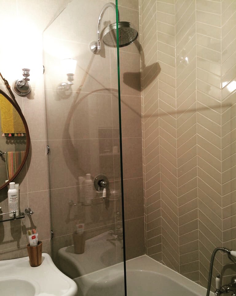 Стеклянные душевые перегородки и ограждения по размерам на заказ в Москве