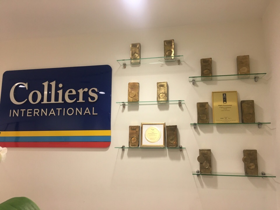 Стеклянные полки на стене под награды