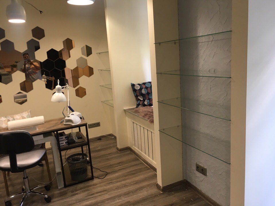 Стеклянные полки в салоне красоты